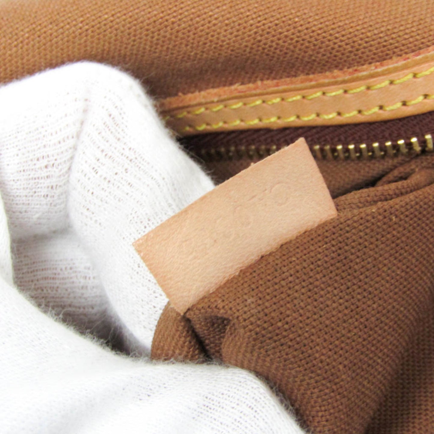 Louis Vuitton Avessess · Monogram