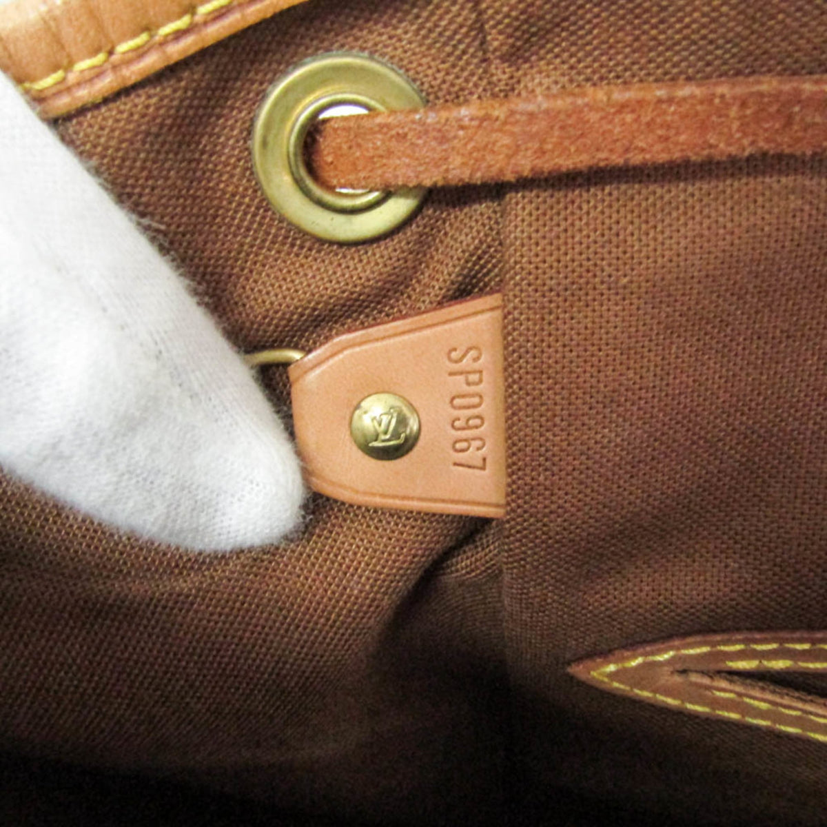 Louis Vuitton Montsouris MM · Monogram