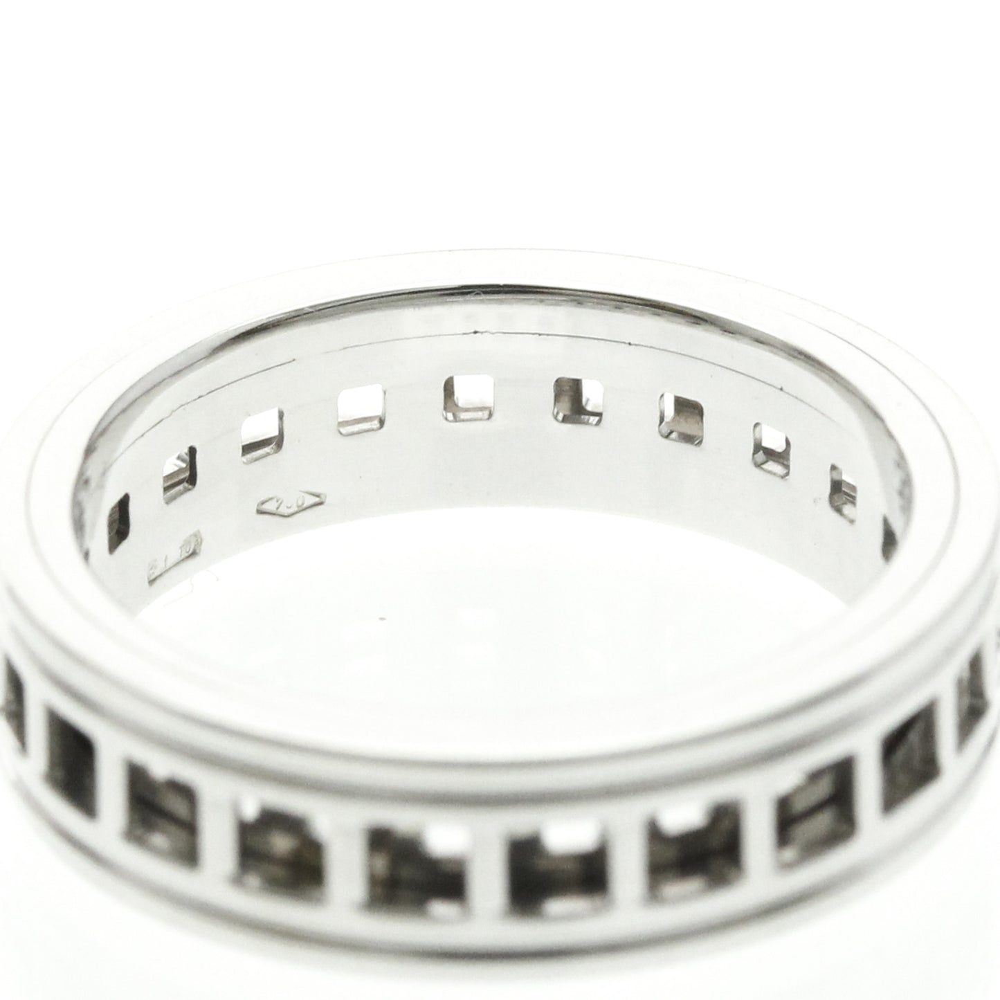 Gucci Scroll · 18K White Gold