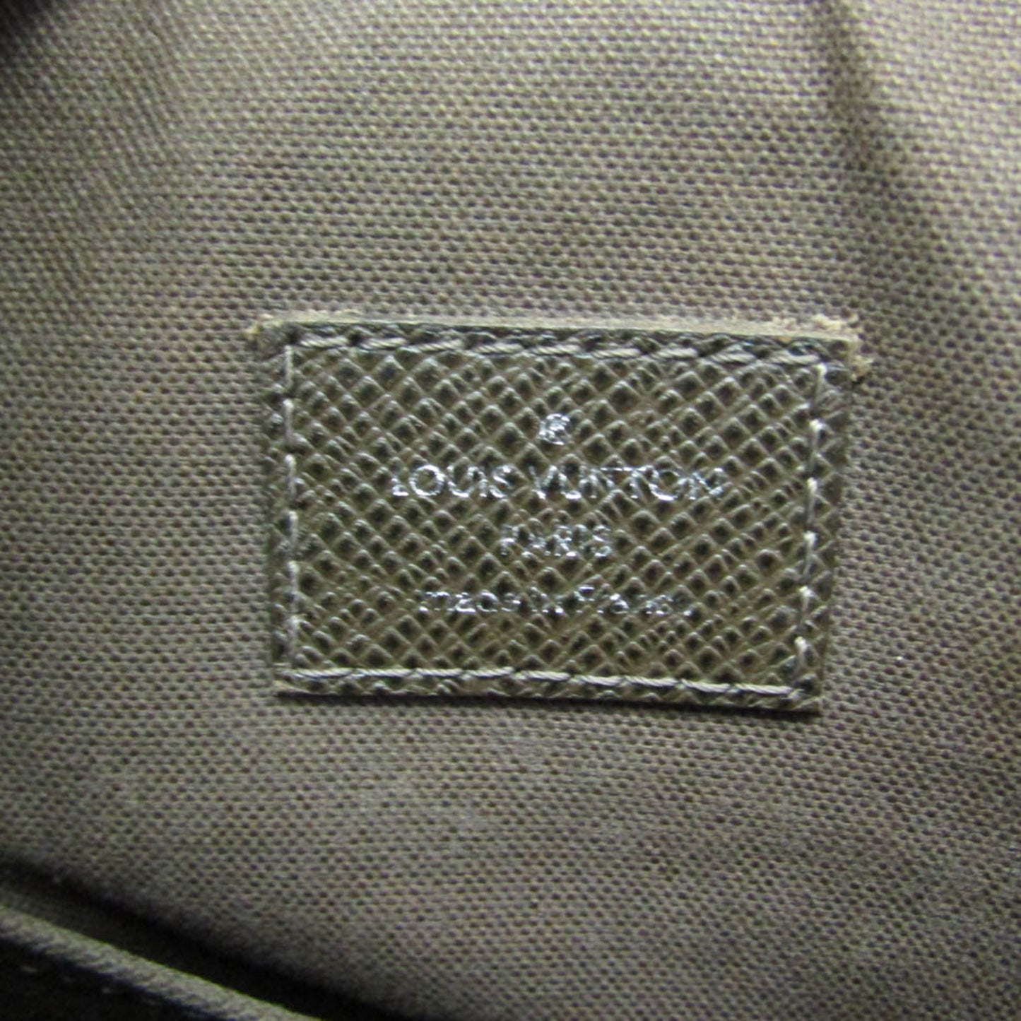 Louis Vuitton Taiga Andrei · Messenger