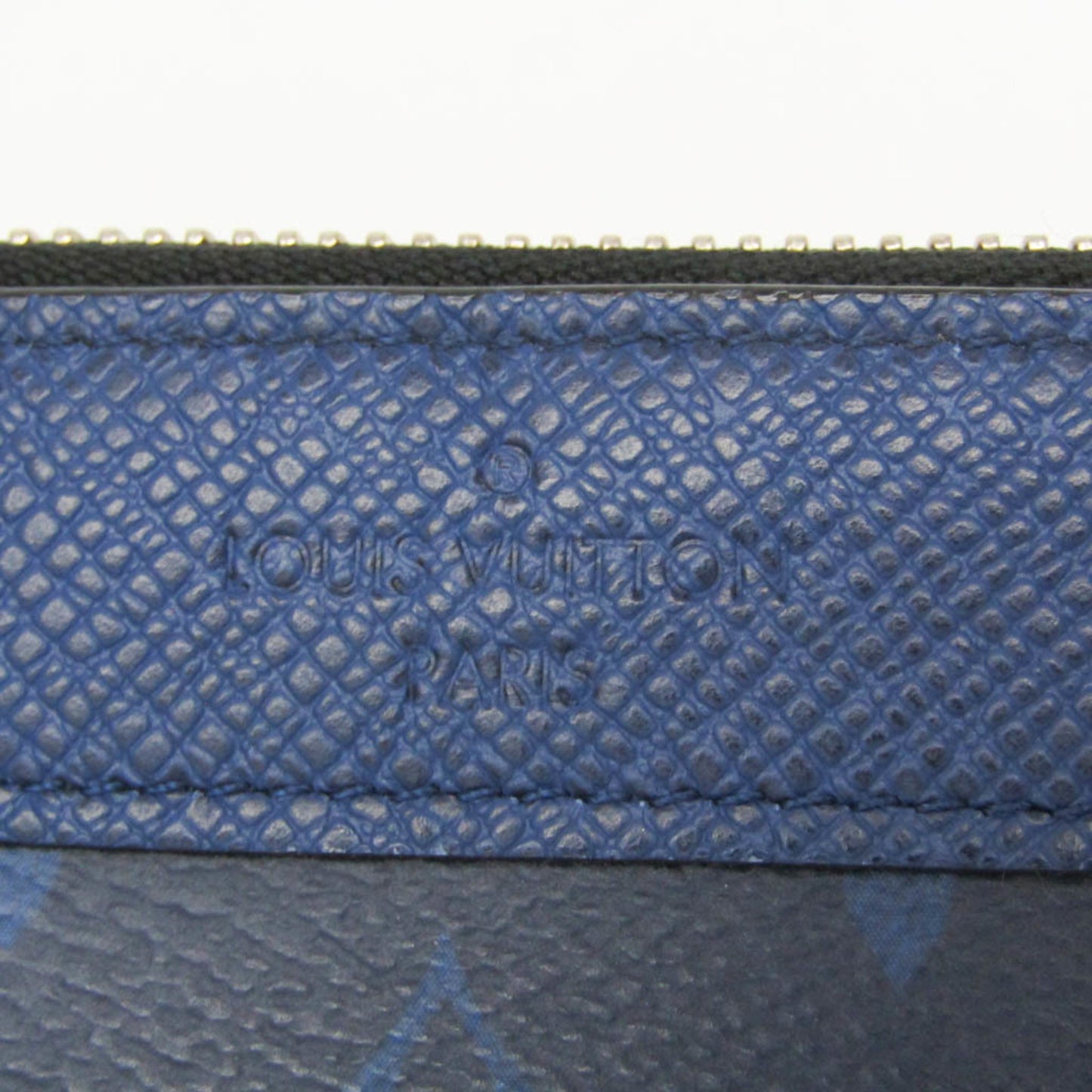 Louis Vuitton Taiga · Pochette Discovery PM