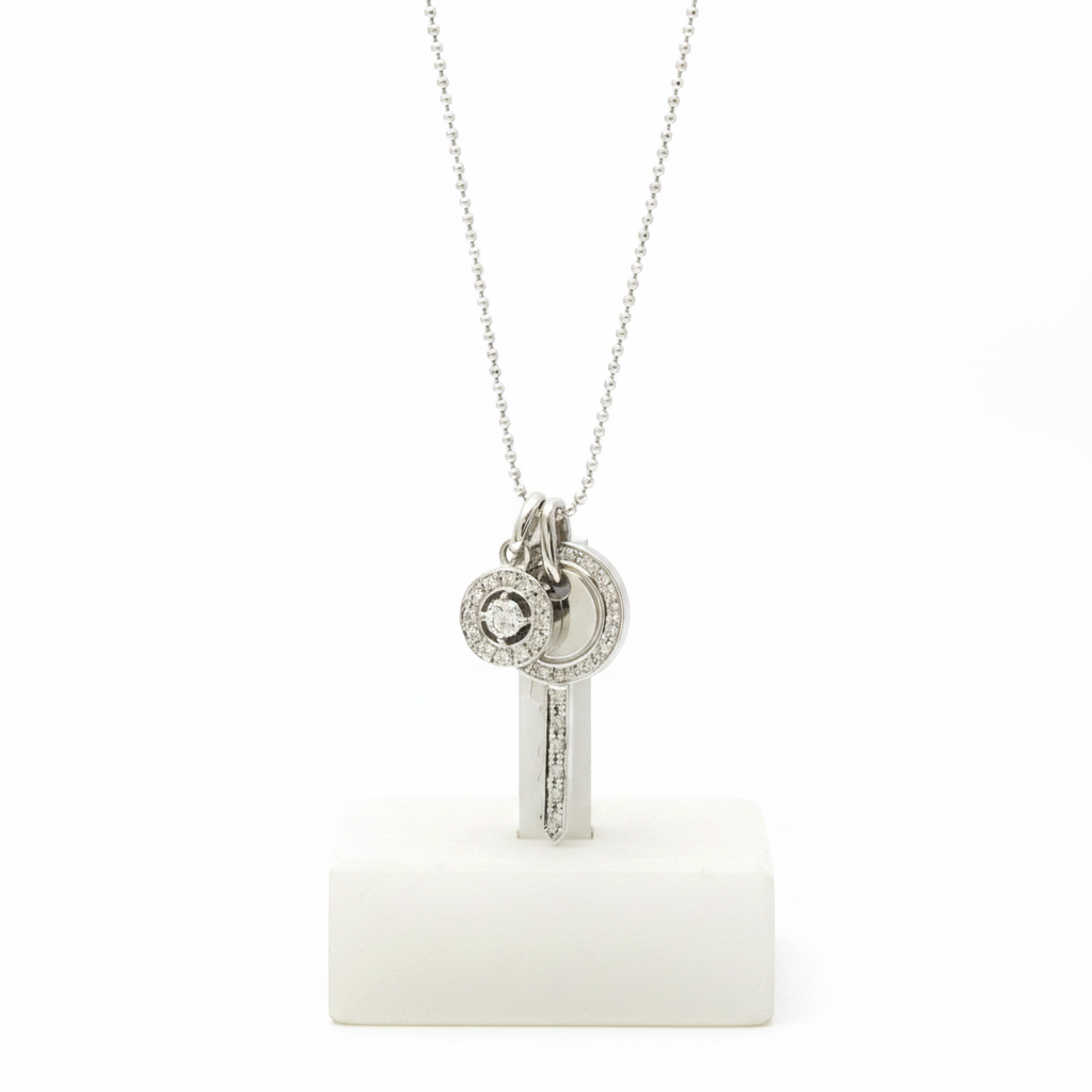 Vendome Aoyama Key Diamond Necklace White Gold (18K) Diamond Men,Women Fashion Pendant Necklace (Silver)
