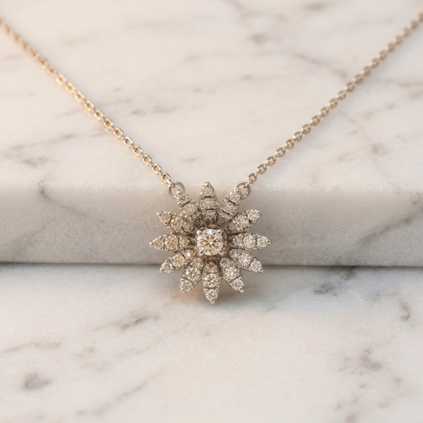 Gucci Flora Diamond Necklace White Gold (18K) Diamond Men,Women Fashion Pendant Necklace (Silver)