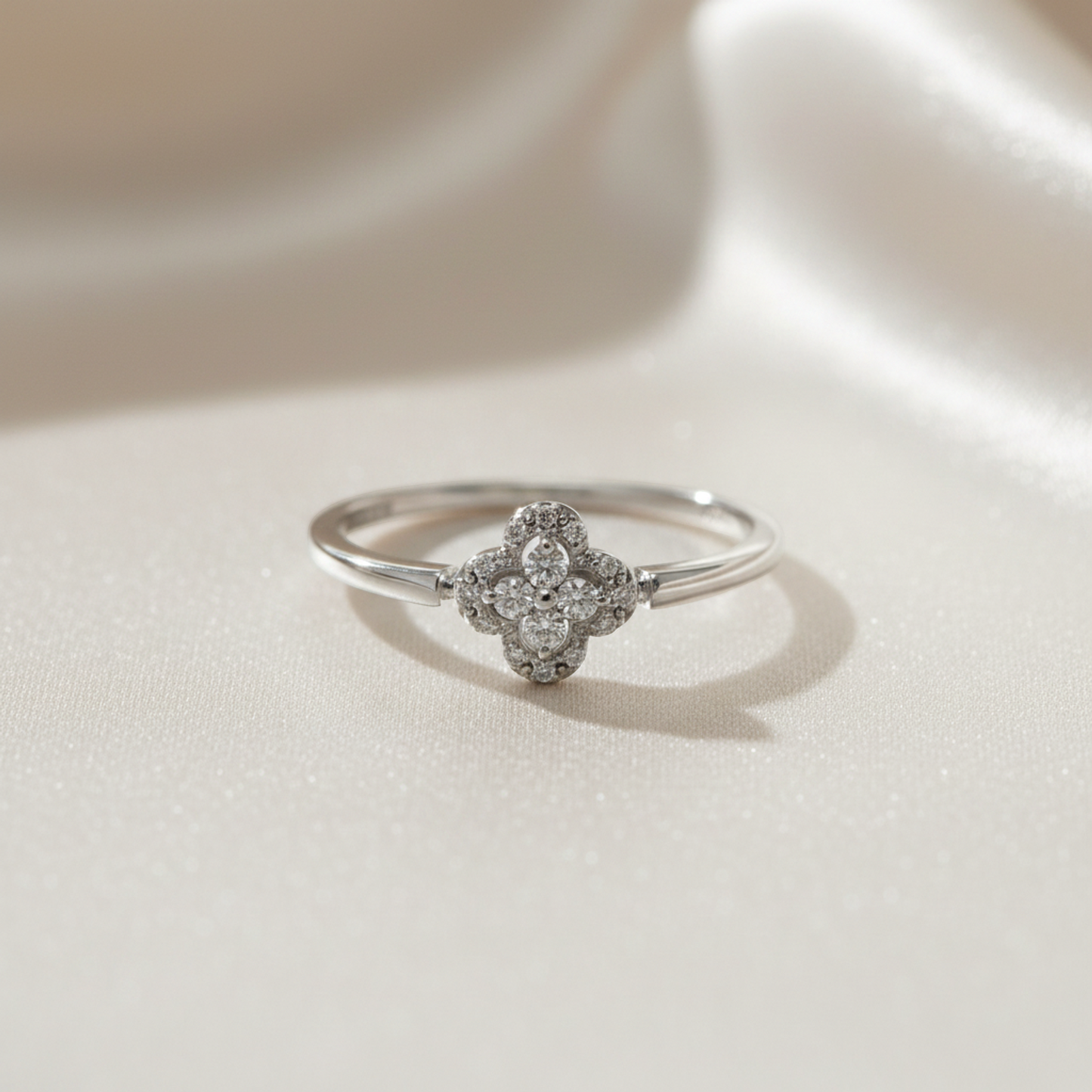Vendome Aoyama Clover Diamond Ring White Gold (18K) Fashion Diamond Band Ring Silver