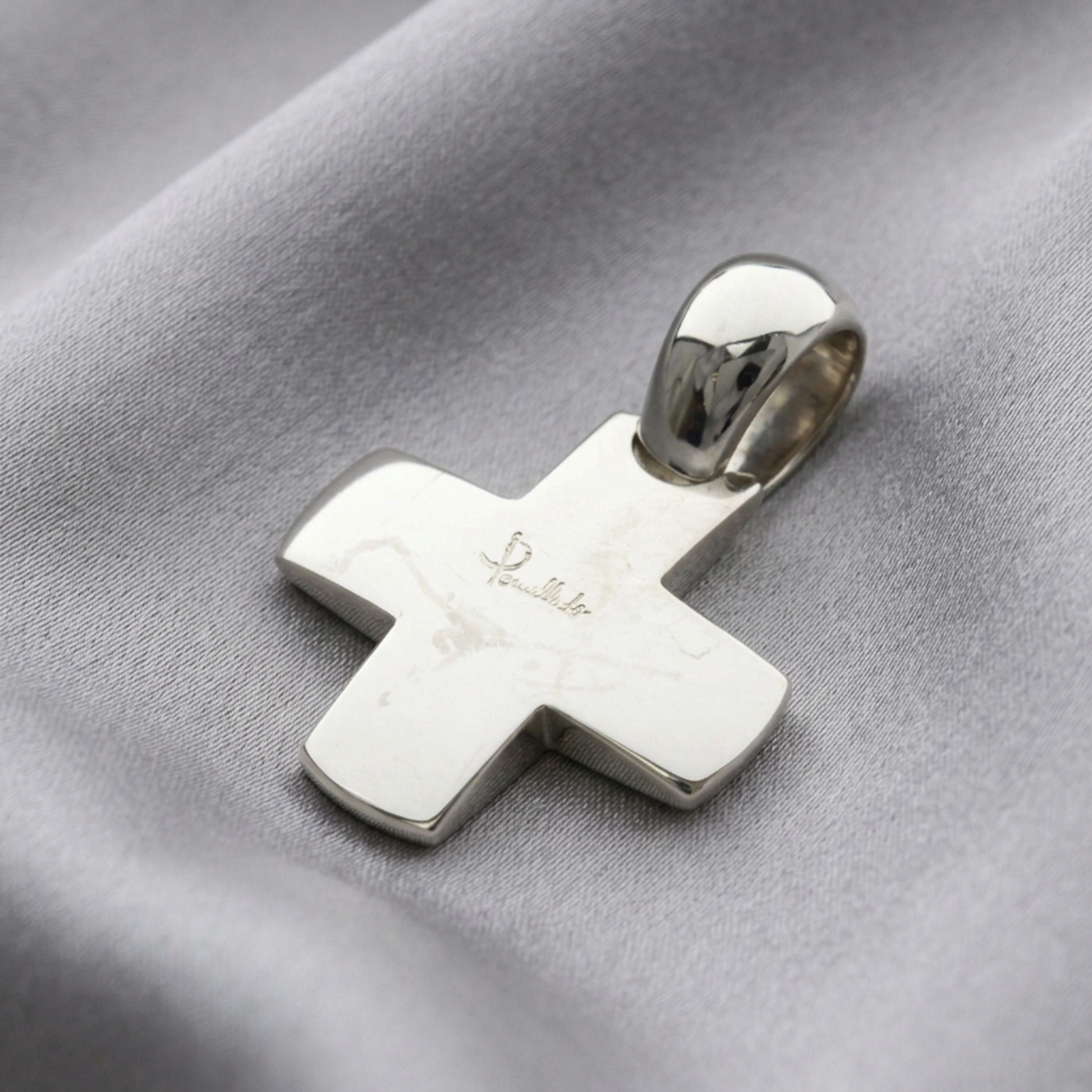 Pomellato Cross Top Charm White Gold (18K) No Stone Men,Women Fashion Pendant Necklace (Silver)