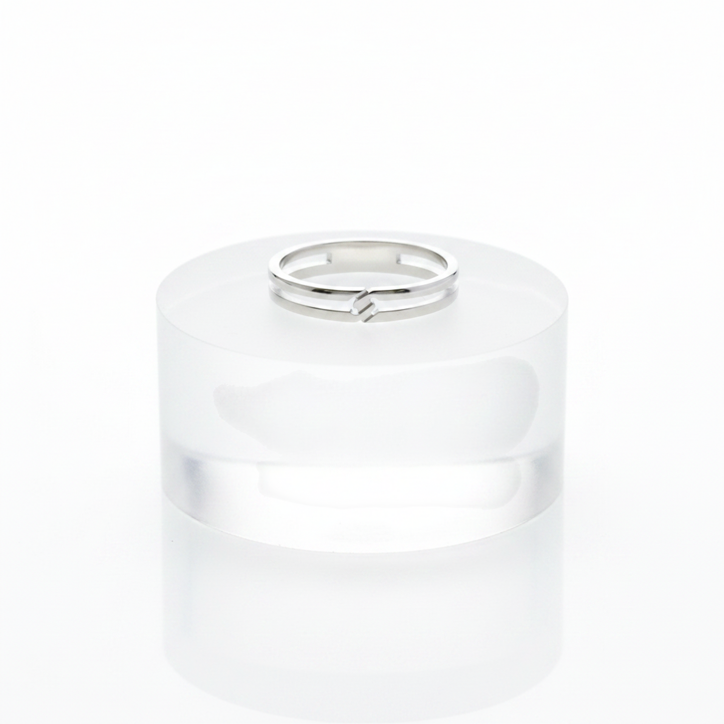 Gucci Infinity Ring White Gold (18K) Fashion No Stone Band Ring Silver