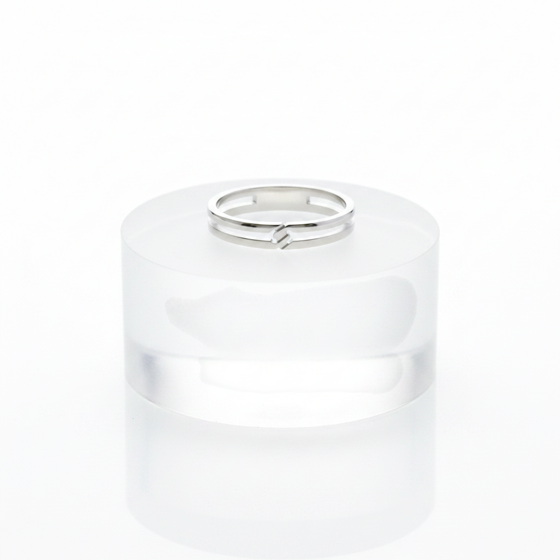 Gucci Infinity Ring White Gold (18K) Fashion No Stone Band Ring Silver