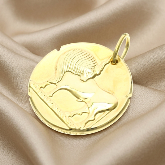 Van Cleef & Arpels Zodiac Medal Tauri (Taurus) Yellow Gold (18K) No Stone Men,Women Fashion Pendant Necklace (Gold)