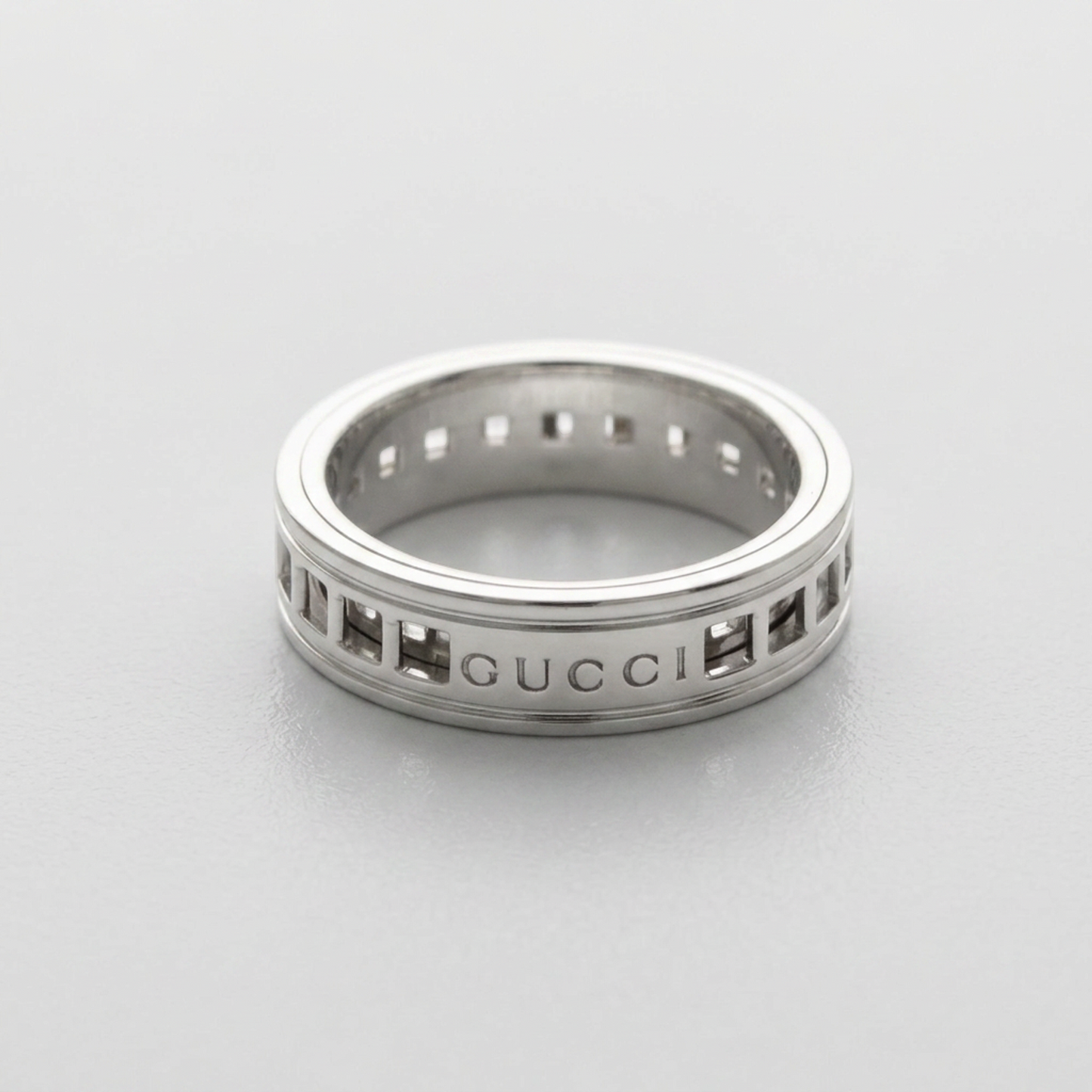 Gucci Scroll Ring White Gold (18K) Fashion No Stone Band Ring Silver