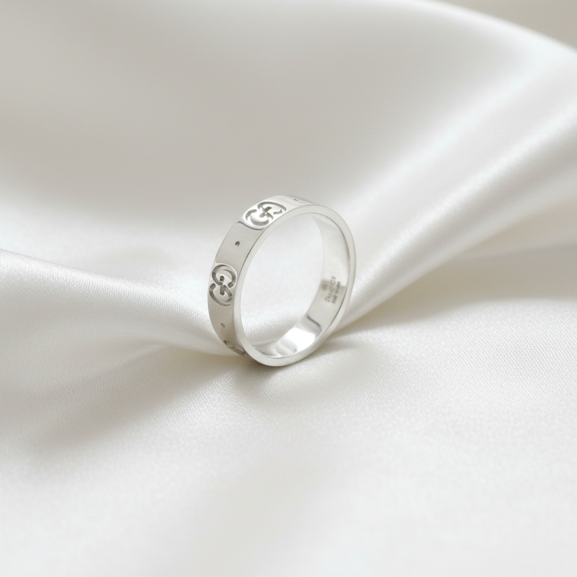 Gucci Icon White Gold (18K) Fashion No Stone Band Ring Silver