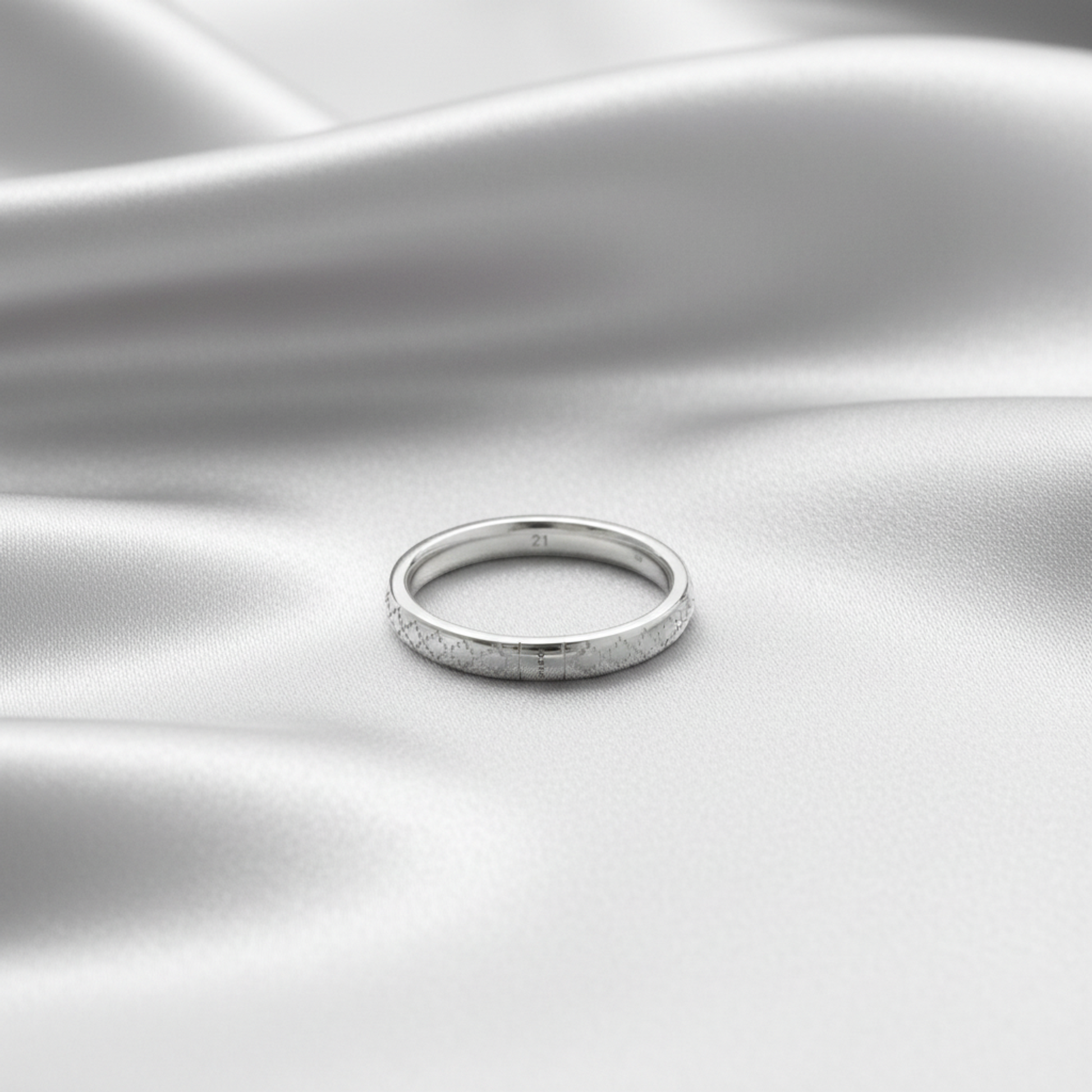 Gucci Diamantissima Ring White Gold (18K) Fashion No Stone Band Ring Silver
