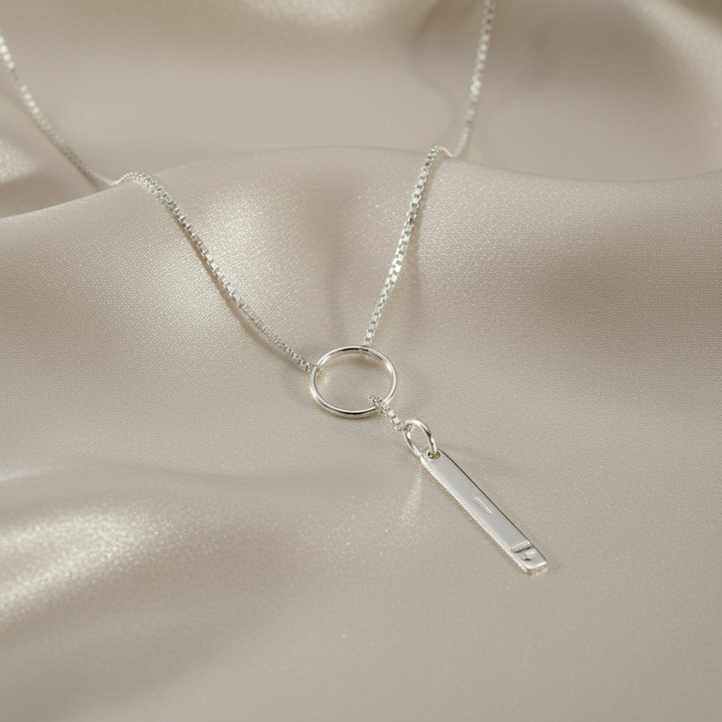 Gucci Lariat Necklace White Gold (18K) No Stone Women,Men Fashion Pendant Necklace (Silver)
