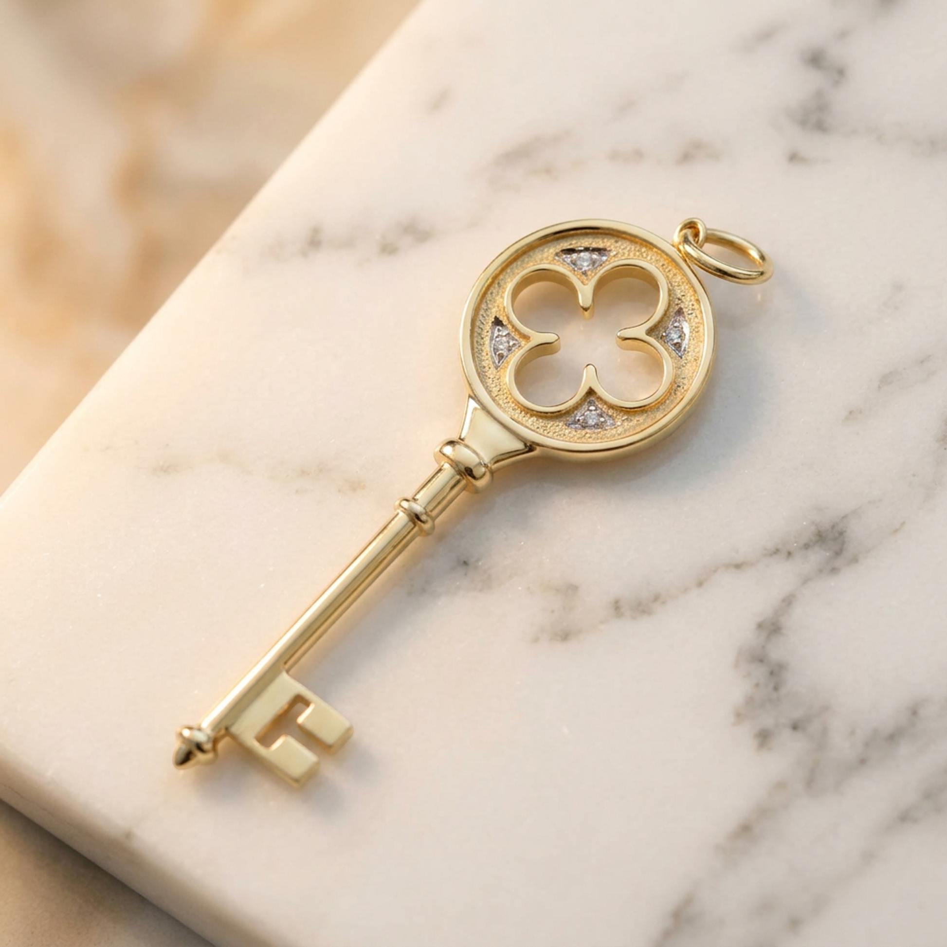 Tiffany Clover Key Pendant Top Yellow Gold (18K) Diamond Women,Men Fashion Pendant (Gold)