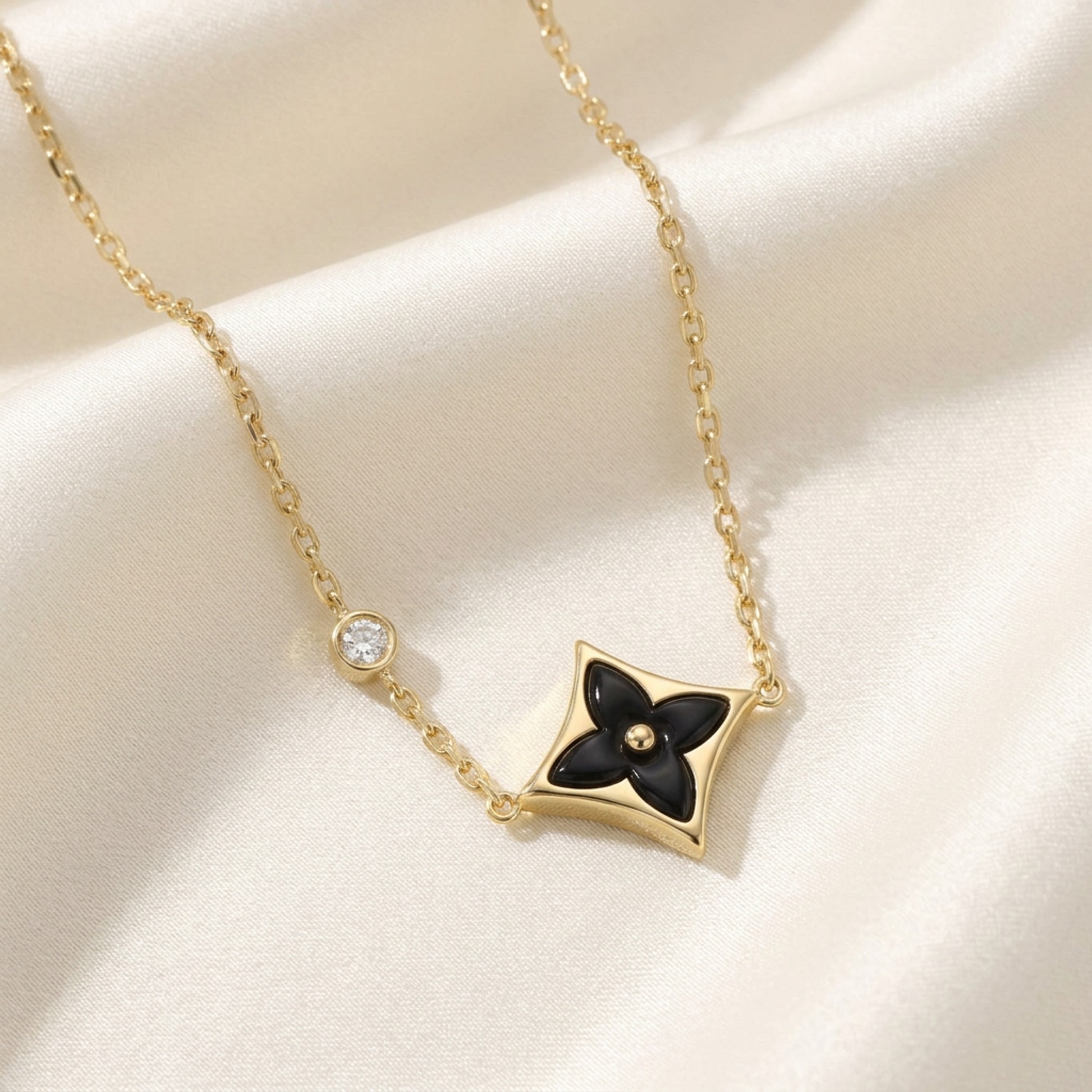Louis Vuitton Brassle Star Blossom Onyx 1P Diamond Bracelet Yellow Gold (18K) Onyx Charm Bracelet Gold,Onyx