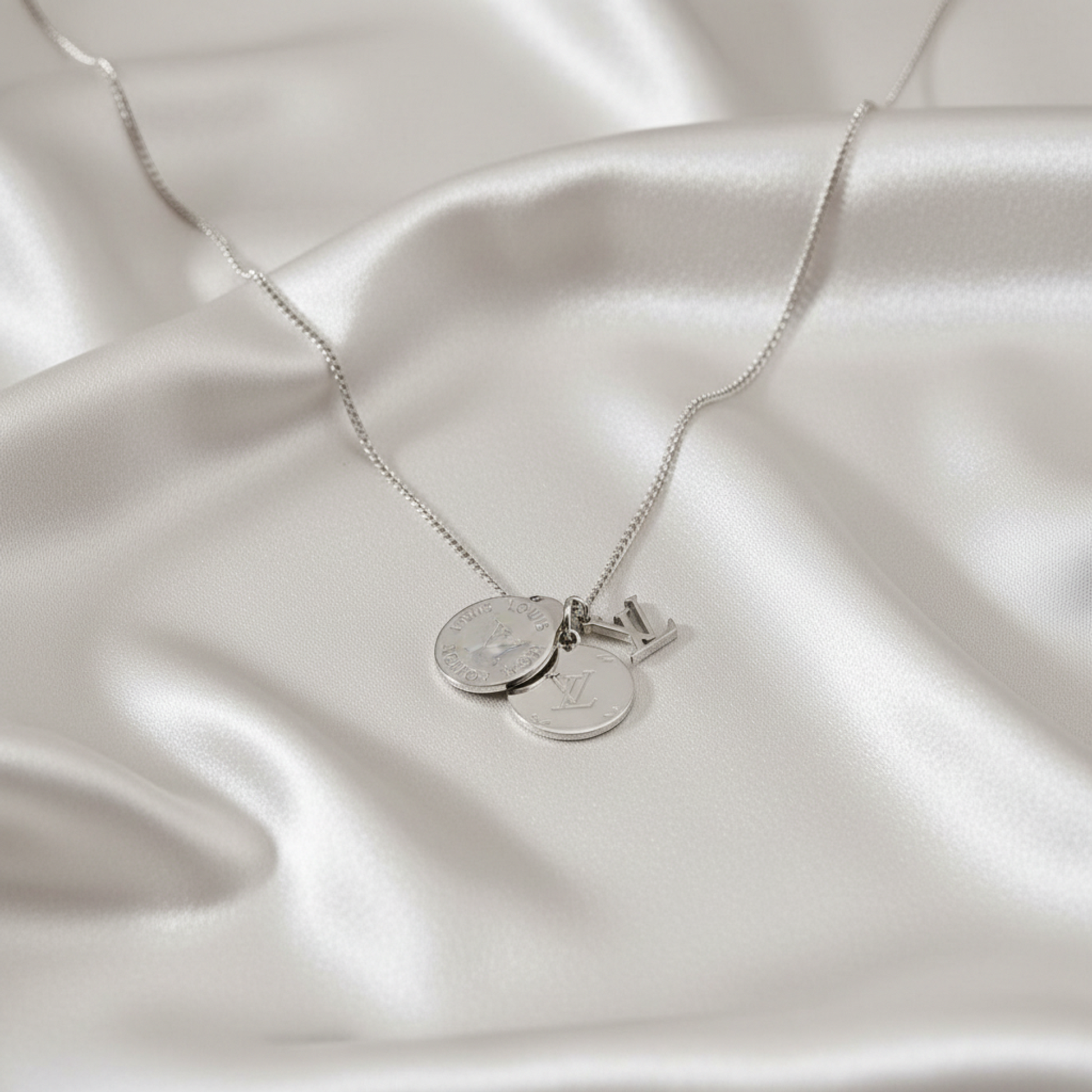 Louis Vuitton Ring Necklace Monogram Monogram Pattern Necklace M62485 Metal Women,Men Casual Pendant Necklace (Silver)
