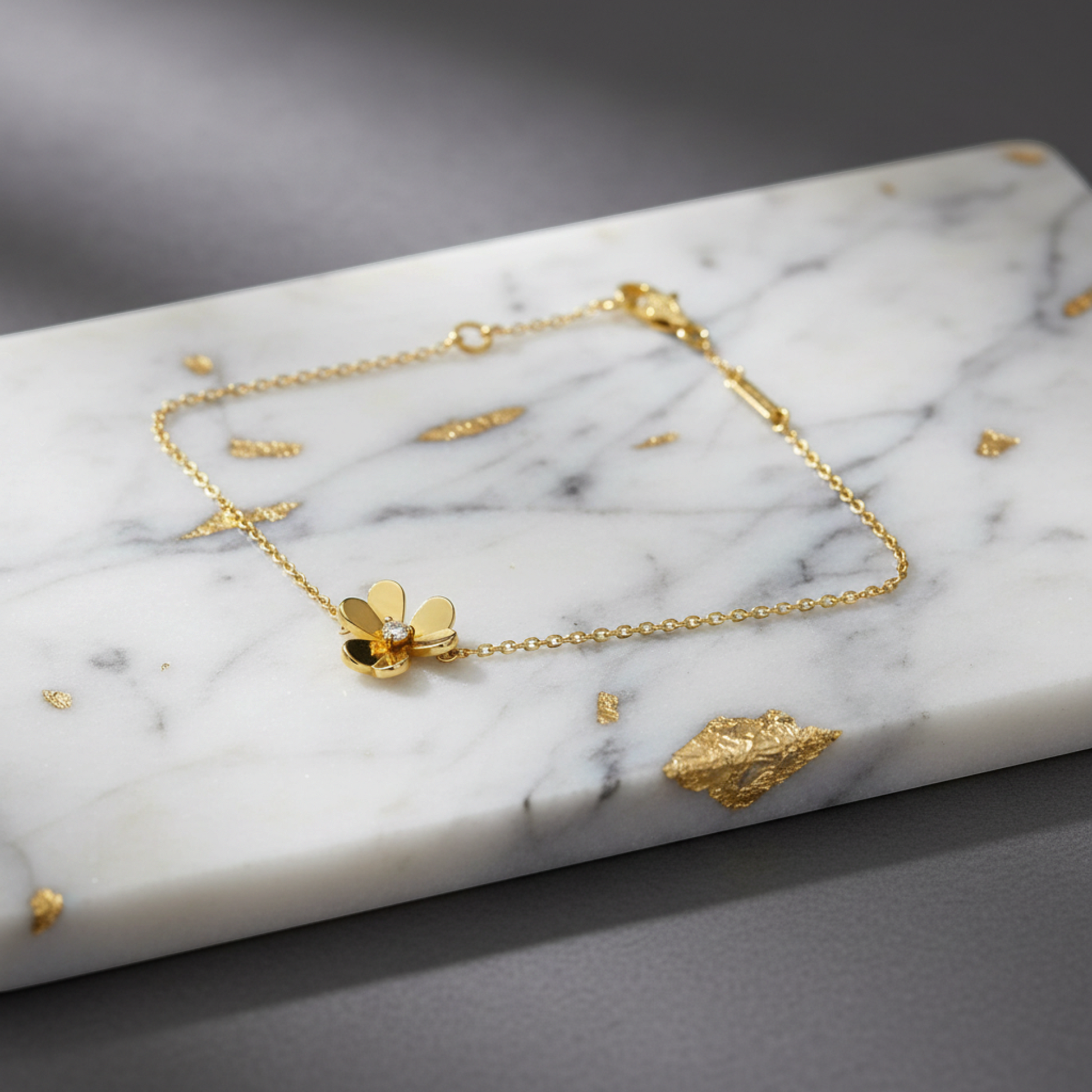 Van Cleef & Arpels Frivole Mini Bracelet Yellow Gold (18K) Diamond Charm Bracelet Gold