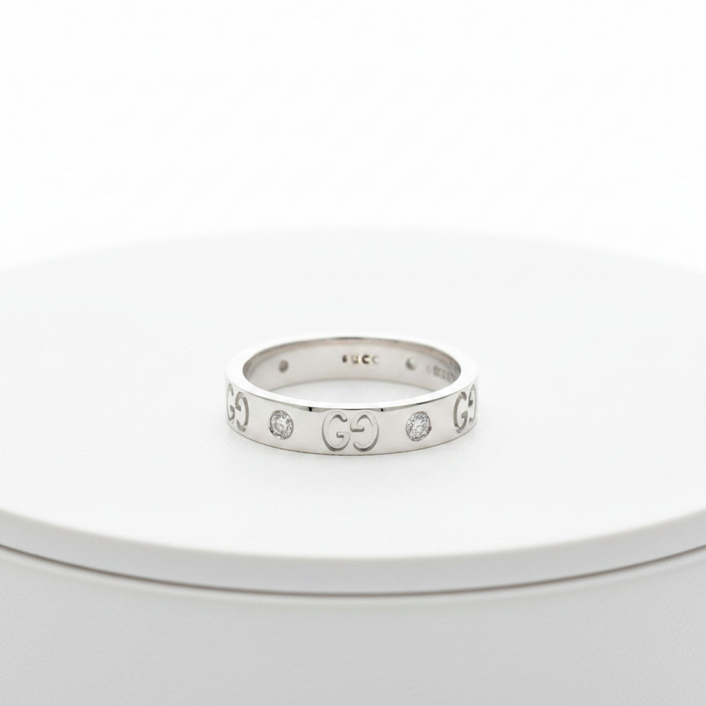 Gucci Icon Ring, White Gold, Diamonds. Condition Rank A. Weight: 5.1g.
