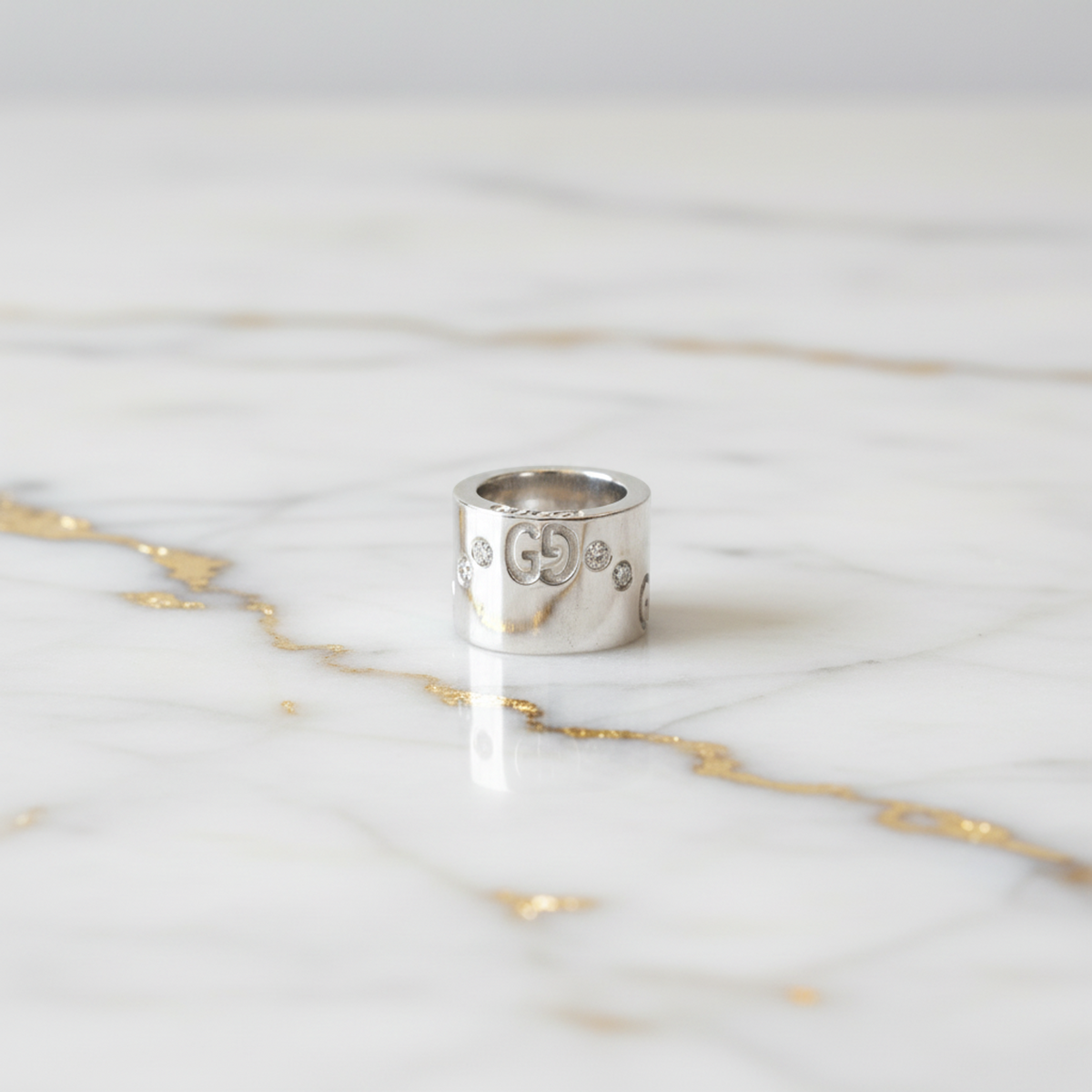 Gucci Icon Diamond Top White Gold (18K) Diamond Men,Women Fashion Pendant (Silver)