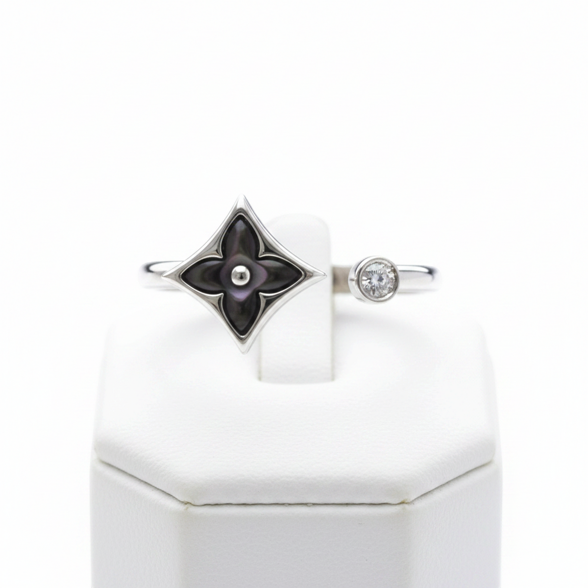 Louis Vuitton Star Blossom Ring White Gold (18K) Fashion Diamond,Mother Of Pearl Band Ring Silver