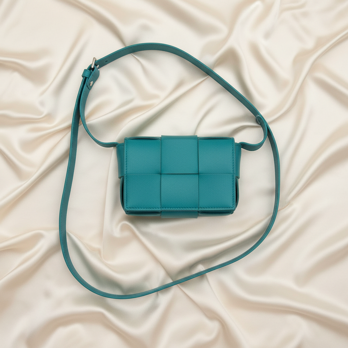 Bottega Veneta Intrecciato Cassette 666688 Men,Women Leather Shoulder Bag Blue