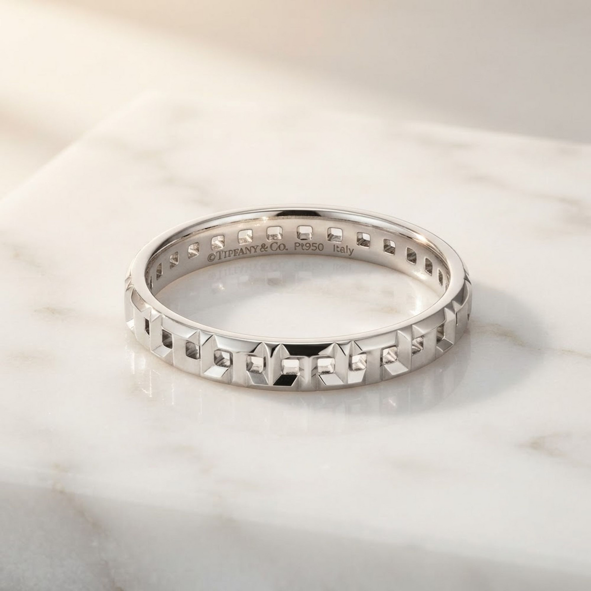 Tiffany T True Narrowing White Gold (18K) Fashion No Stone Band Ring Silver