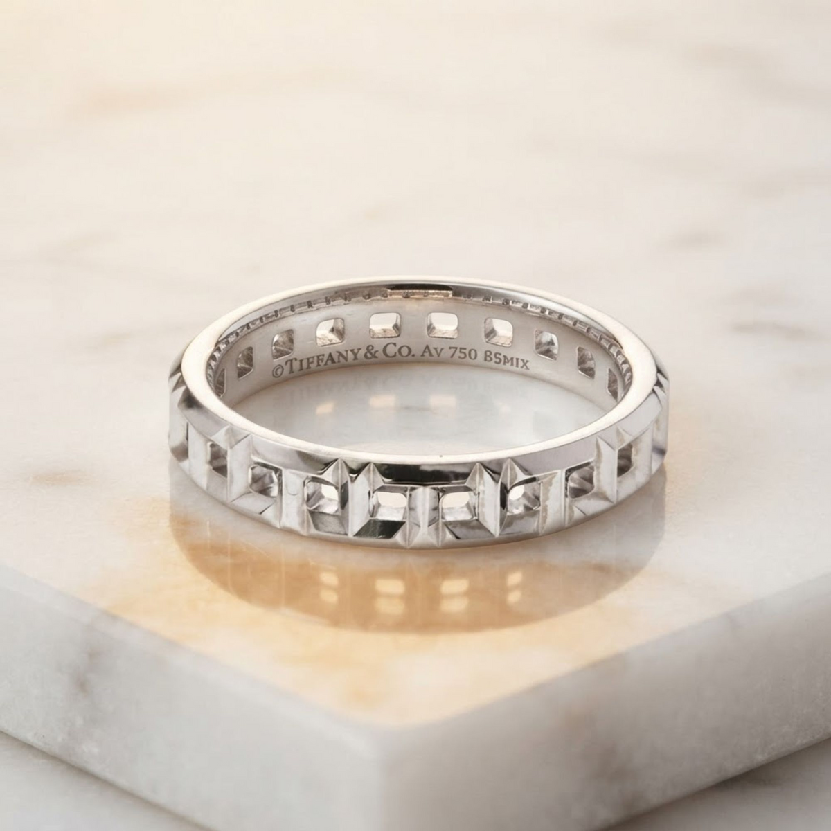 Tiffany T True Narrowing White Gold (18K) Fashion No Stone Band Ring Silver