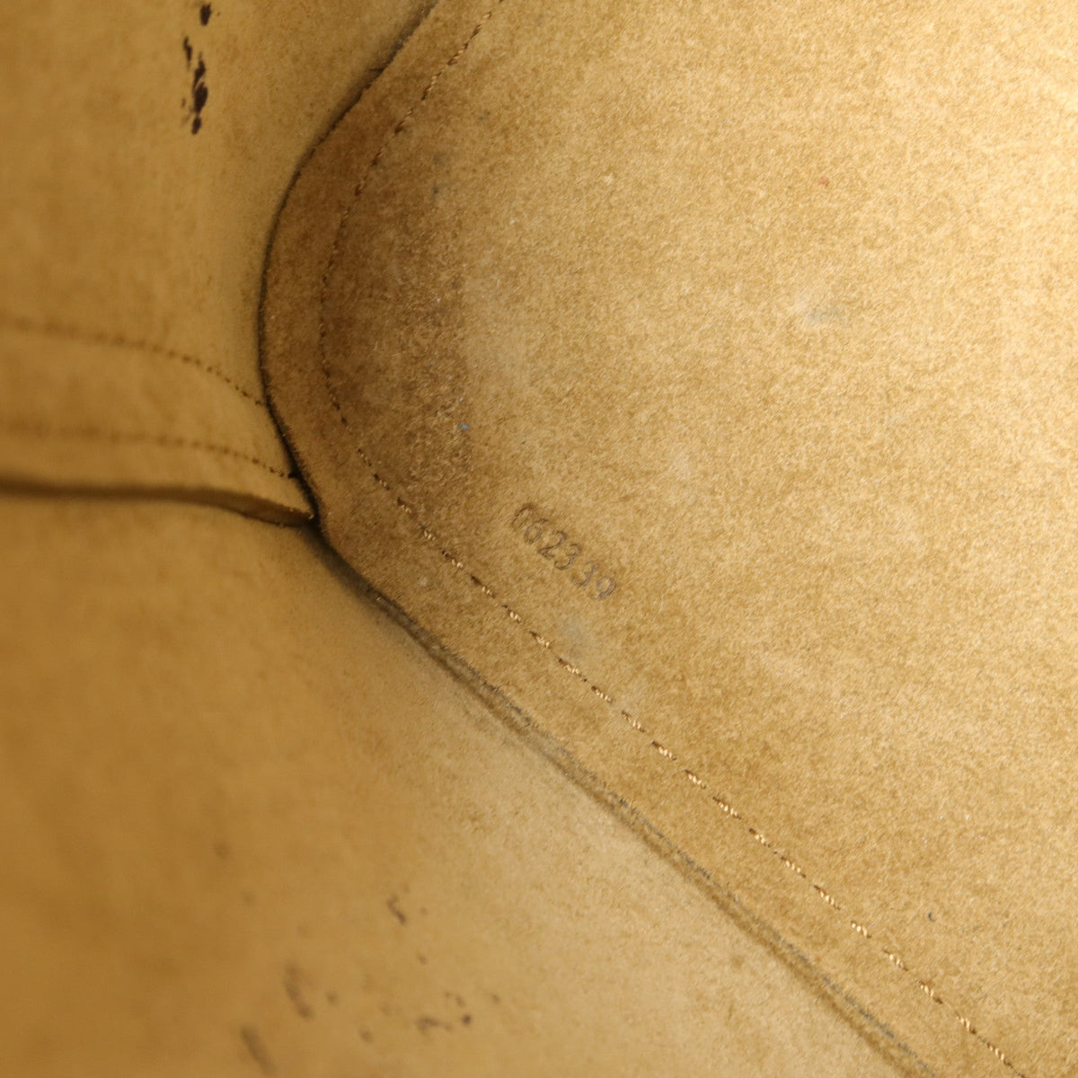 Loewe Pebble Bucket Mini · Calfskin